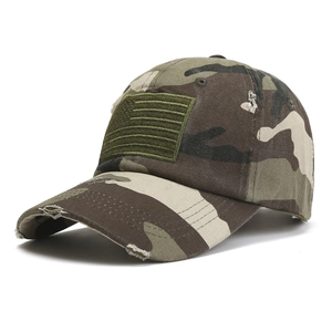 Taktische Tarn-Baseballkappe mit bestickter US-Flagge und abgenutzter Krempe im Vintage-Stil