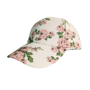 Detailansicht der Sommer-Baseballkappe mit rosa Rosendruck auf beigem Canvas-Stoff