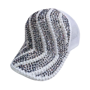 Détails de la casquette de baseball en maille blanche avec perles et strass brillants