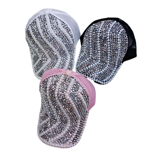 Détail de casquettes de baseball en maille blanche noire et rose avec strass et perles