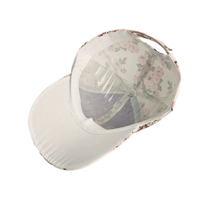 Innenansicht der rosa geblümten Baseballkappe mit verstellbarem Riemen und Schweißband