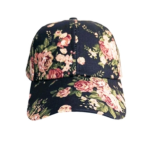 Detailansicht der dunklen Blumen-Basecap mit rosa Rosenmustern und grünen Blättern