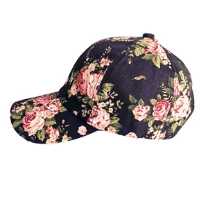 Detailansicht der Baseballkappe mit vintage rosa Rosenmuster auf schwarzem Untergrund