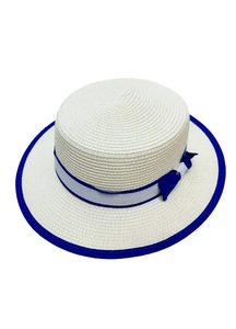 Detail eines weißen Glockenhutes mit blauem Band und Schleife für Damen am Strand