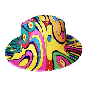 Détail du motif graffiti abstrait coloré sur le chapeau fedora élégant en laine