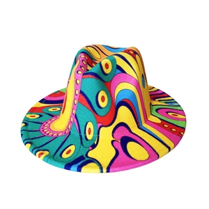 Chapeau fedora à bord plat avec des motifs abstraits de style pop art et des graffitis