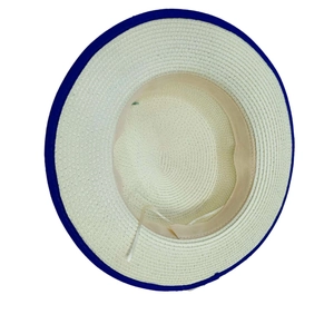 Eleganter Strohhut für Damen mit flacher Krempe und dunkelblauem Rand für den Sommerurlaub
