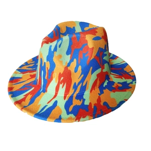 Chapeau fedora à bord plat à la mode avec motif de graffiti camouflage multicolore
