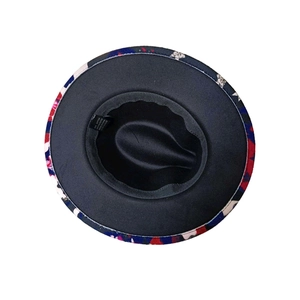 Détail de la doublure du chapeau fedora et de l'imprimé graffiti coloré sous le bord