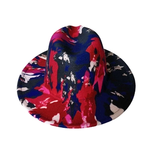 Chapeau fedora en laine à large bord avec des graffitis abstraits d'encre colorée