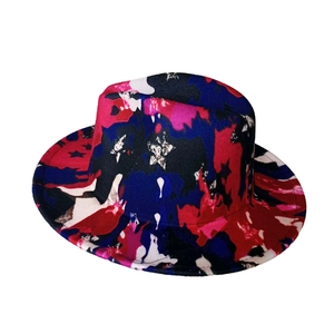 Détail de l'imprimé graffiti coloré sur le bord plat d'un chapeau fedora en laine moderne