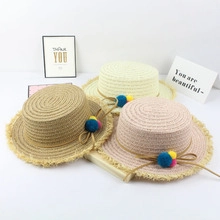 Détail de chapeaux de soleil en paille avec pompons et bords frangés pour femmes