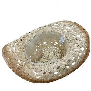 Détail du tissage ajouré et de l'étiquette 100% paille de papier sur chapeau de cowboy