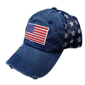 Détail d'une casquette vintage en jean avec écusson drapeau américain et filet étoilé