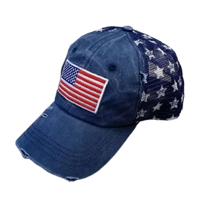 Détail de casquette vintage bleu marine avec drapeau américain et filet respirant