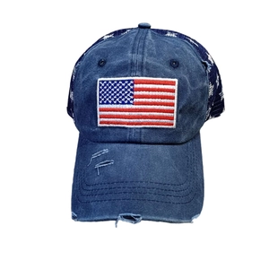 Détail d'une casquette en denim vintage avec broderie drapeau américain et filet à étoiles