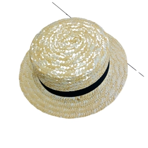 Vue de dessus du chapeau de paille naturel avec ruban de satin noir décoratif élégant