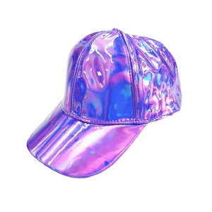 Détail d'une casquette de baseball holographique en cuir PU violet à visière courbée