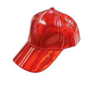 Vue détaillée de la casquette de baseball en cuir verni rouge avec finition miroir brillant