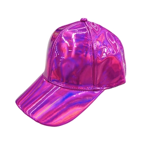 Vue détaillée de la casquette en cuir verni rose holographique au fini miroir brillant