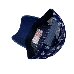 Casquette de baseball brodée bleu marine avec filet blanc et étoiles sur fond blanc