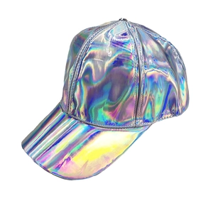 Gros plan détaillé de la surface métallique argentée holographique de la casquette