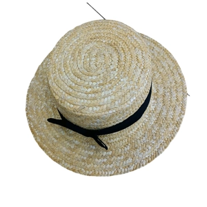 Vue détaillée d'un chapeau de paille tressé avec un ruban noir élégant nœud sur le dessus
