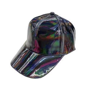 Vue détaillée de la surface en cuir synthétique irisé d'une casquette hologramme en métal