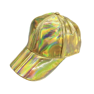 Vue détaillée d'une casquette de baseball dorée holographique avec fini laser métal