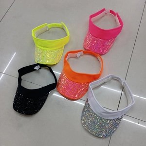 Détails de chapeaux visières colorés avec bords à paillettes en cinq couleurs vives