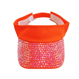 Vue détaillée de la visière orange vif ornée de décorations en strass étincelantes