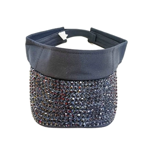 Détail d'un chapeau pare-soleil noir serti de strass avec sangle élastique réglable