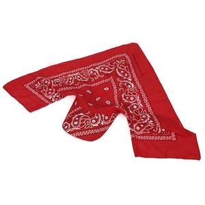 Dettaglio della bandana rossa in cotone con motivo paisley e cuciture di alta qualità