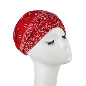 Primer plano detallado de la bandana roja con estampado paisley y textura de algodón