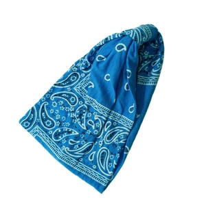 Detalle de diadema de cachemira azul real con textura de tela anudada y algodón elástico