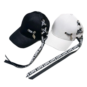 Casquette de Baseball en Coton à la Mode Avec Longs Rubans LOVE Pendentif Feuille en Métal Oeillets pour Femmes Chapeau de Soleil Streetwear