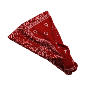 Primer plano detallado de diadema de algodón rojo con patrón paisley y banda elástica