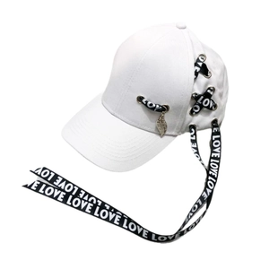 Casquette de baseball blanche en coton avec longs rubans LOVE et pendentif en métal