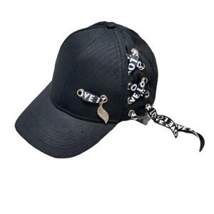 Casquette noire avec lanières croisées, œillets métalliques et pendentif feuille