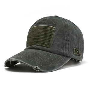 Casquette vintage gris anthracite avec broderie drapeau USA et effet usé sur fond blanc