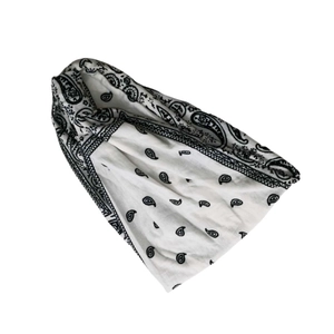 Primer plano de la diadema deportiva de algodón con estampado paisley en blanco y negro