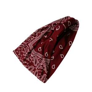 Detalle de la diadema burdeos con estampado paisley y suave textura de algodón