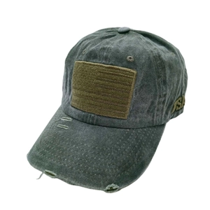 Détail de casquette en coton délavé avec broderie USA et bord de visière usé