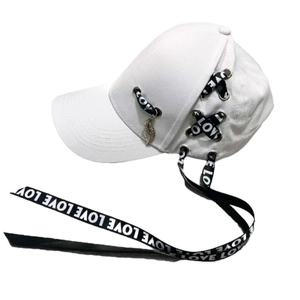 Casquette de baseball blanche avec ruban noir LOVE et pendentif feuille en métal