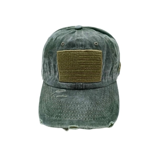 Détails d'une casquette de baseball vintage vert olive avec écusson drapeau brodé