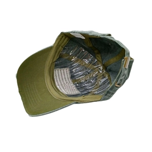 Vue détaillée de la casquette rétro verte avec boucle en métal et étiquette de lavage