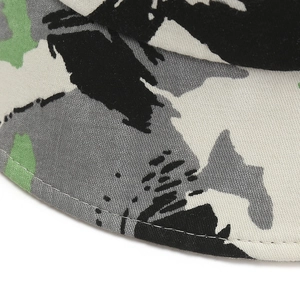 Détail macro du chapeau de soleil en toile graffiti avec couture double renforcée