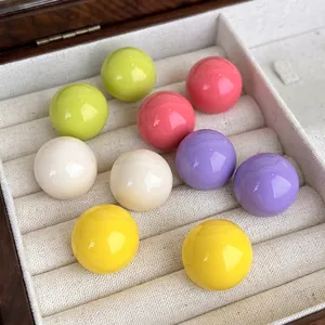 Orecchini a perno colorati in resina lucida nei toni giallo, rosa, verde e viola