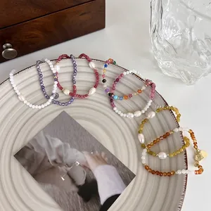 Gros plan détaillé de bracelets en perles d'eau douce avec cristaux colorés et petits cœurs