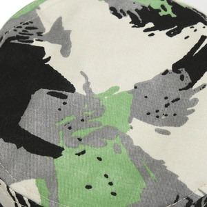 Détail macro de la texture du tissu en toile et de l'imprimé camouflage avec coutures fines